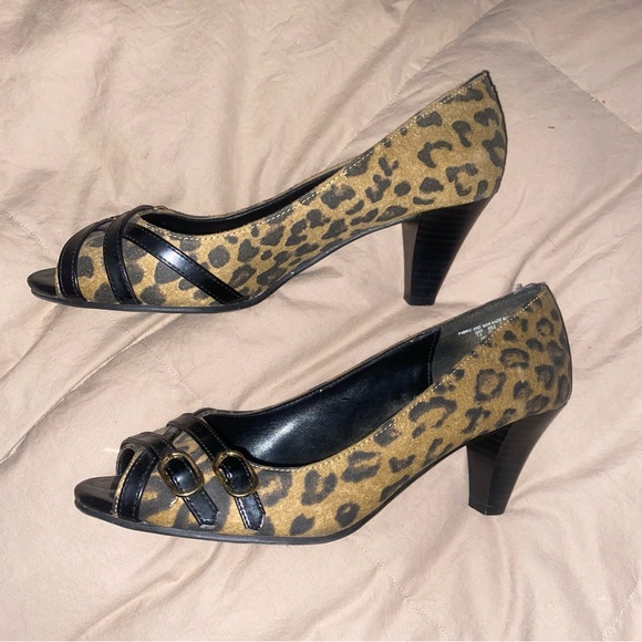 Jaclyn Smith Jacey Animal Print Peep Toe Shoe Size 7.5 - Picture 5 of 8